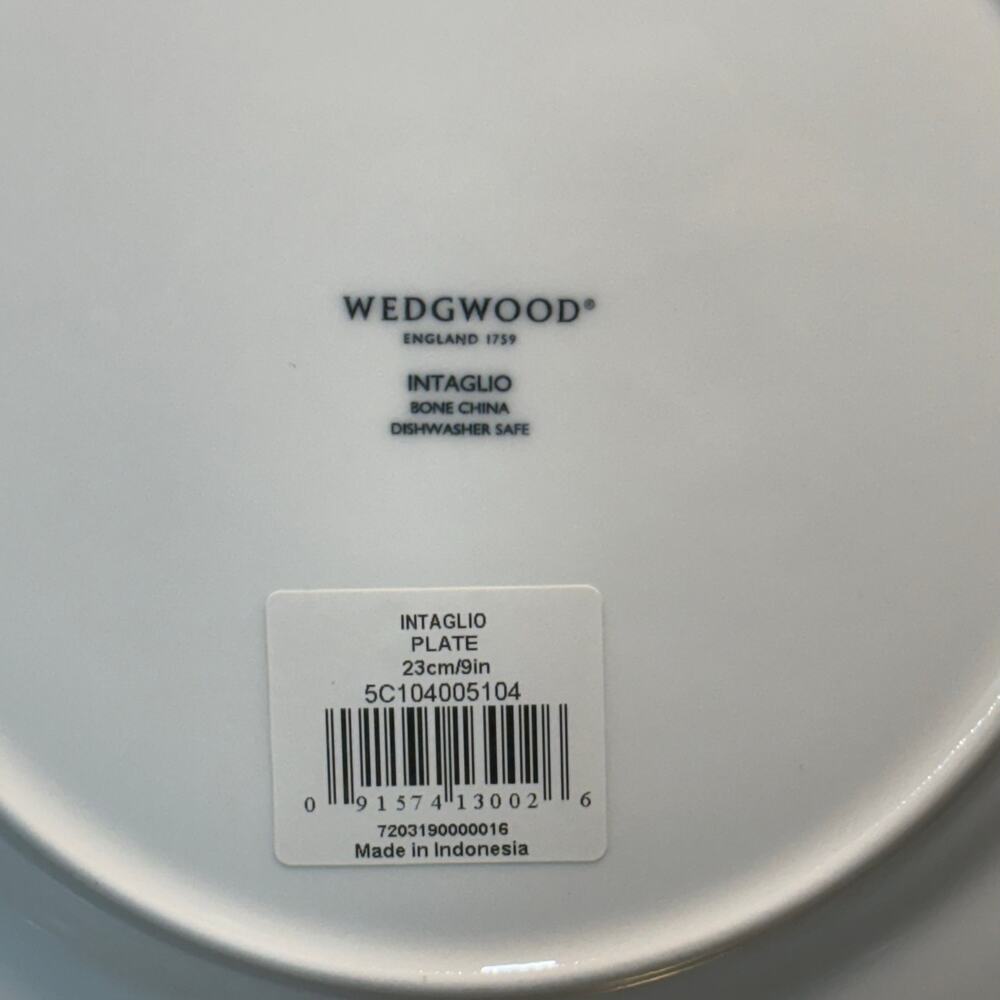 Wedgwood Intaglio Accent White Embossed Bone China Lunch 9" inch Plate New - Picture 6 of 9